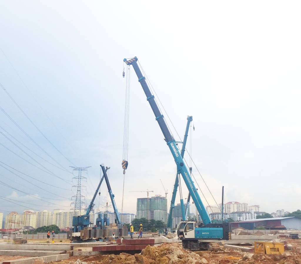 九游网页版智能伸缩臂履带起重机助力马来西亚城市基础设施建设