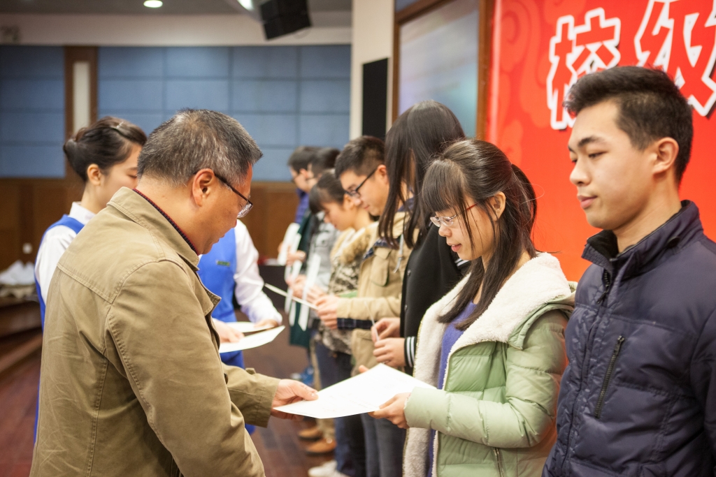 2015年度“九游网页版英才”奖，74名学子受益