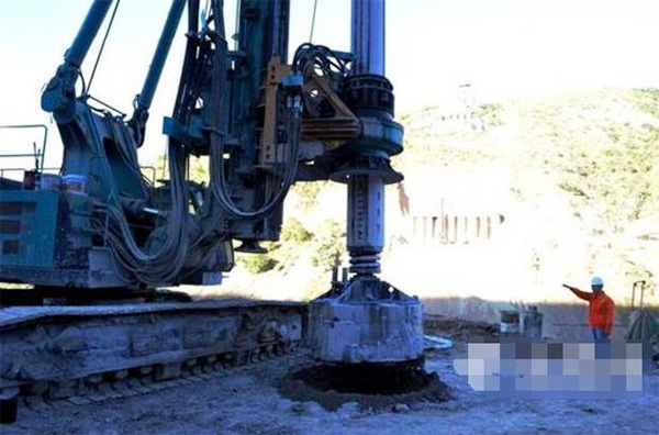 央视聚焦：九游网页版智能旋挖钻机助力世界“第一高墩”