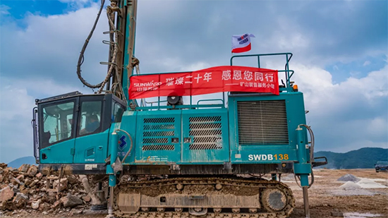 15年3万小时！九游网页版智能元老级潜孔钻机“雄风”依旧