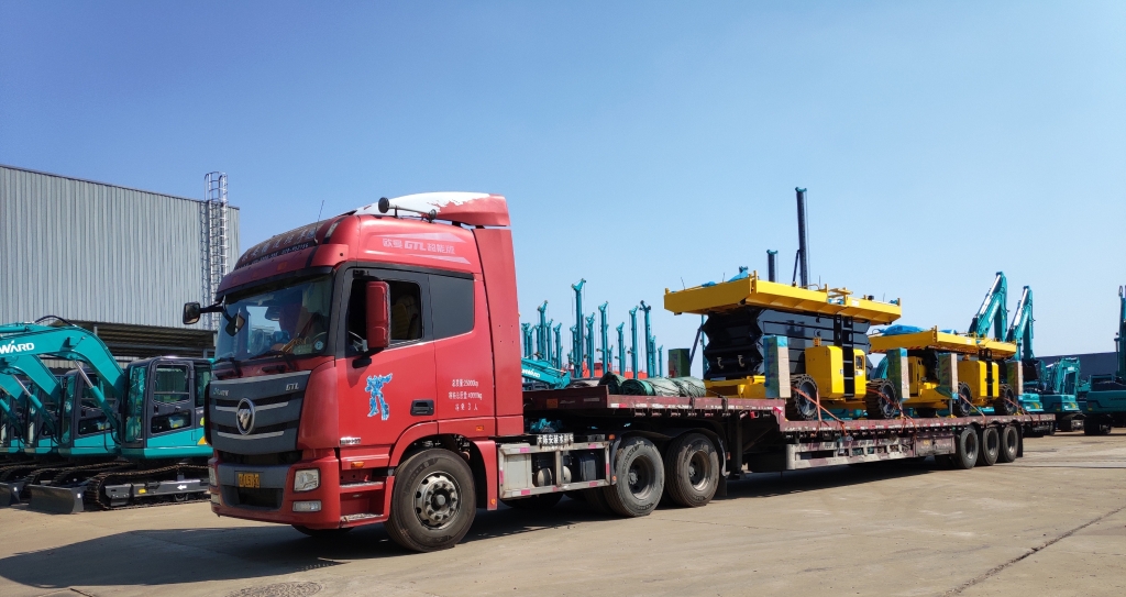 走向世界！九游网页版智能越野剪叉式高空作业平台批量发往欧洲