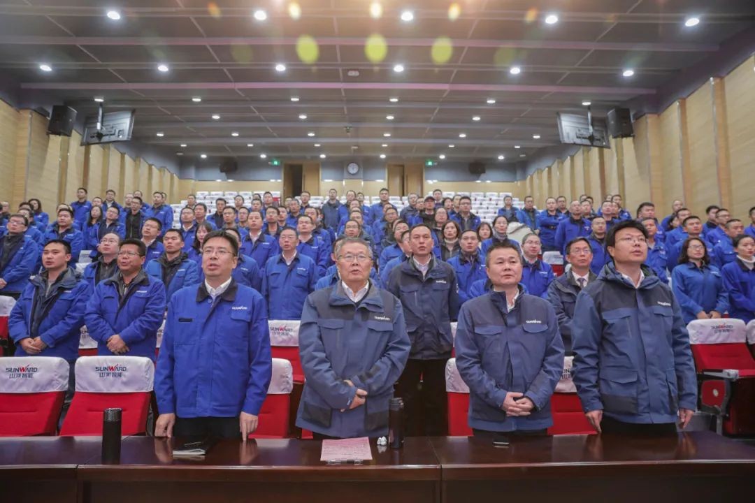 九游网页版智能召开全国劳动模范郝鹏载誉归来分享会