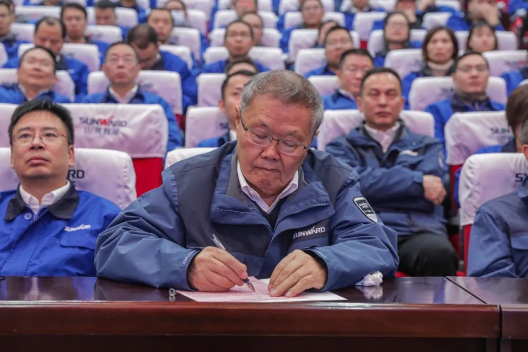 九游网页版智能召开全国劳动模范郝鹏载誉归来分享会