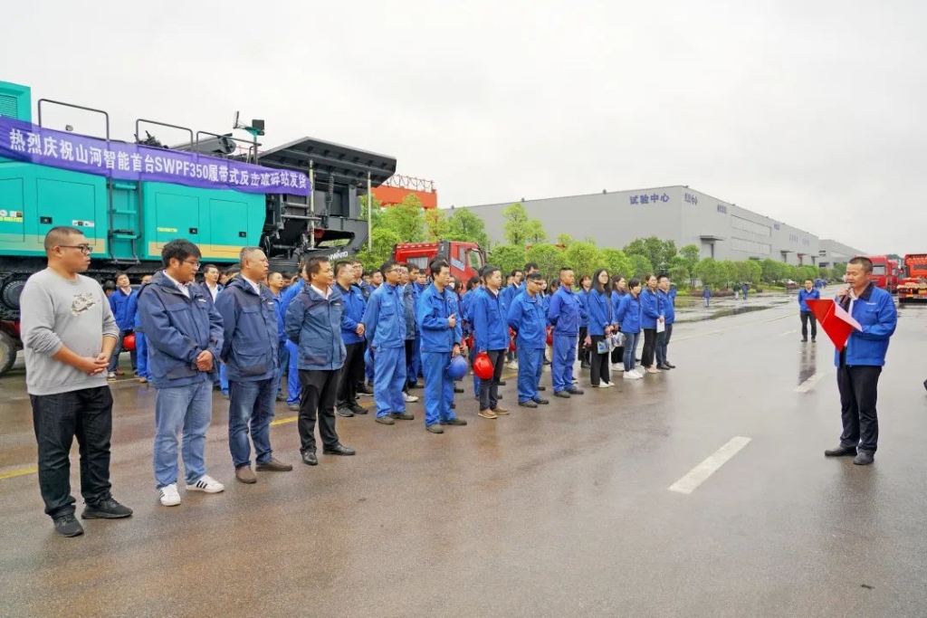 九游网页版智能首台履带式反击破碎站发货