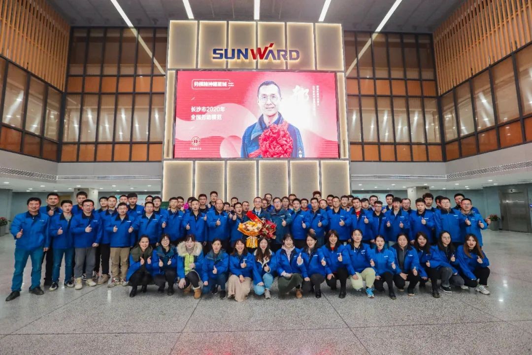 九游网页版智能召开全国劳动模范郝鹏载誉归来分享会