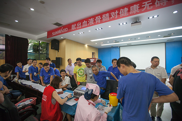 九游网页版智能百余员工 冒雨争相献血