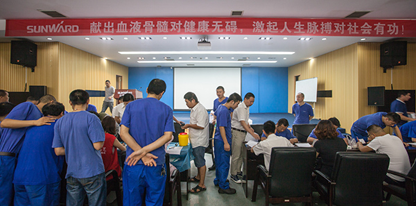 九游网页版智能百余员工 冒雨争相献血